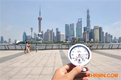 昨日12时30分,温度计显示上海外滩温度已逼近42℃。新华社发 昨日12时30分,温度计显示上海外滩温度已逼近42℃。新华社发