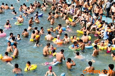 昨日，济南市最高气温超过37℃，位于市区黑虎泉畔的泉水浴场免费开放。新华社记者 郭绪雷 摄