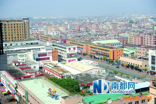   东莞高埗镇裕元厂附近连片的出租房和商业街。      南都记者陈奕启 摄