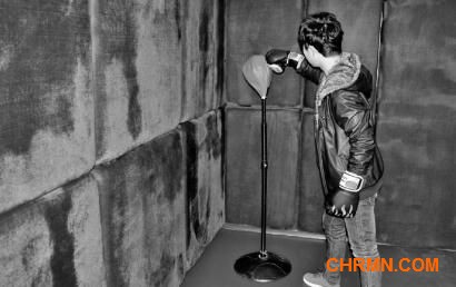 吉林农业大学大学生心理咨询中心的宣泄室里，一名男同学在宣泄情绪