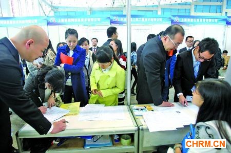 外地企业重庆招聘遇冷:万元月薪无人去 愿留本地