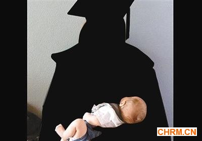 各大高校的就业季已经过半，随着“二孩”政策的全面放开，女生就业的形势更是“难上加难”。北京青年报记者近日走访北京多所高校发现，女大学生求职时被问“你打算什么时候要孩子？”几成“必问”环节之一。很多学生发现在简历中注明“已婚已育”的女生就业成功率更高。与此形成呼应的是高校内的“研究生妈妈”越来越多，有的院系就有十几个女生在校期间生子，甚至生子现象向本科生蔓延。