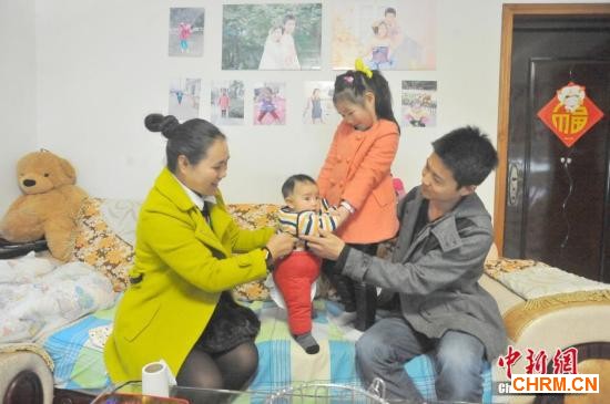 资料图:湖北宜昌多个“单独二孩”家庭拍摄全家福,在镜头前秀幸福。 资料图:湖北宜昌多个“单独二孩”家庭拍摄全家福,在镜头前秀幸福。