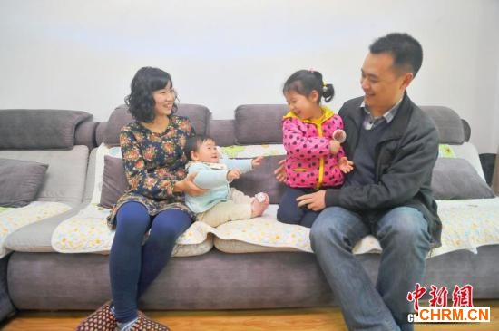爸:张喜,30岁;妈妈:韩武林,30岁;老大:张雨涵(女),3岁半;老二:张悠然(女),9个月。 李传平 摄 资料图:湖北宜昌多个“单独二孩”家庭拍摄全家福,在镜头前秀幸福。