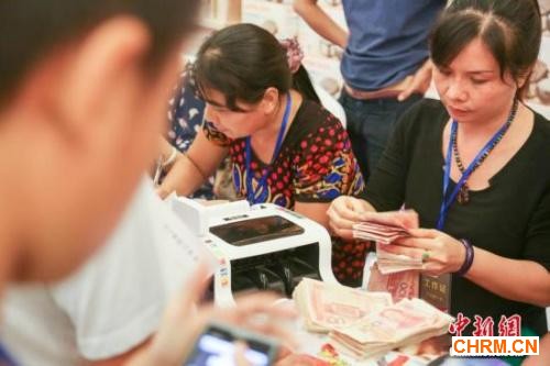 资料图:清点人民币。盘钰 摄