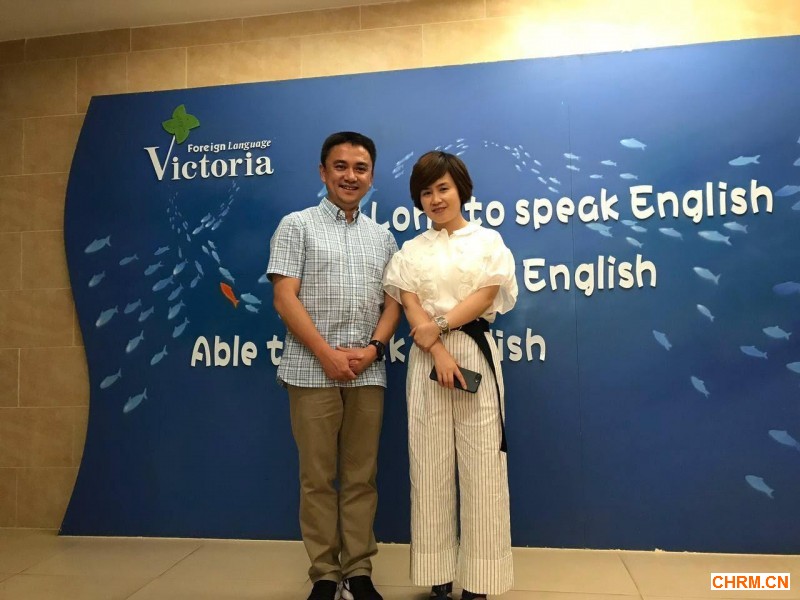 加拿大阳光教育与服务公司总经理范军（左）与浙江维多利教育科技有限公司总经理王伟敏（右） 在启动仪式上的合影