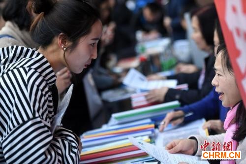 资料图:招聘会现场在洽谈的双方。中新社记者 李进红 摄