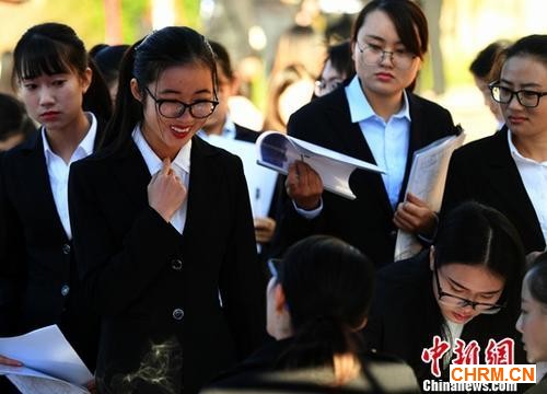 资料图:招聘会。中新社记者 李进红 摄