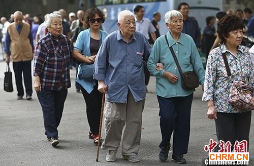图为南京一所高校的退休教师们参加活动的资料照片。 中新社记者 泱波 摄