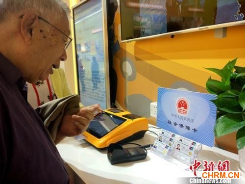 资料图:参观中的退休老人。中新网记者 李金磊 摄