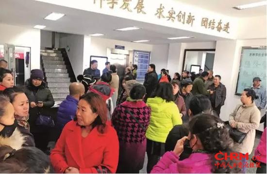 2018 年 11 月 12 日上午 8 时,一些来自吉林省各地的社保诈骗受害人,聚集在吉林市社会保险事业管理局门口,希望讨个说法。摄影/ 霍思伊