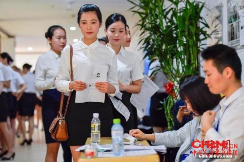 资料图:正在参加校园招聘的大学生。中新社记者 骆云飞 摄