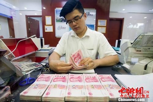资料图:山西太原一银行工作人员正在清点货币。中新社记者 张云 摄