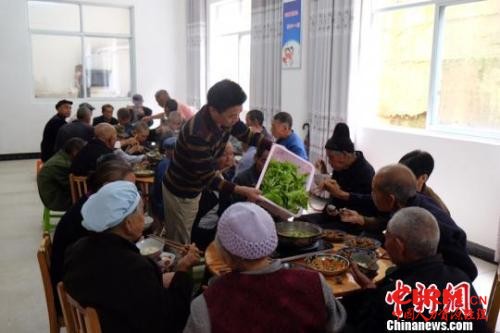 资料图:社会福利中心吃饭的老人们。徐学练 摄。