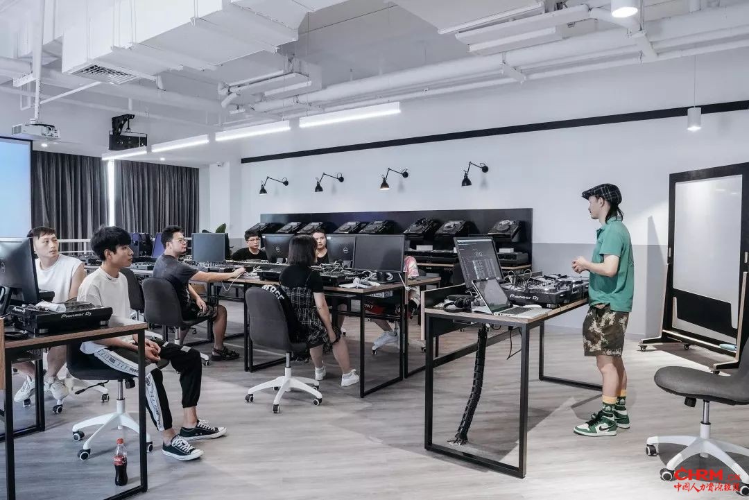 学生们在网易放刺杭州电音制作学院设备先进的教室中学习音乐制作