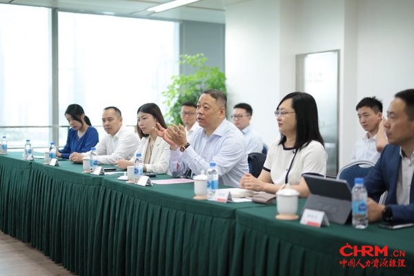 美年大健康集团总裁徐可(右三)讲话 美年大健康集团总裁徐可(右三)讲话