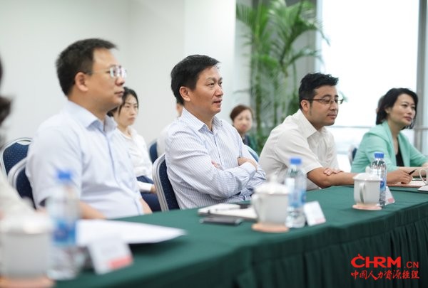 中国人保财险党委委员、副总裁沈东(左二)讲话 中国人保财险党委委员、副总裁沈东(左二)讲话