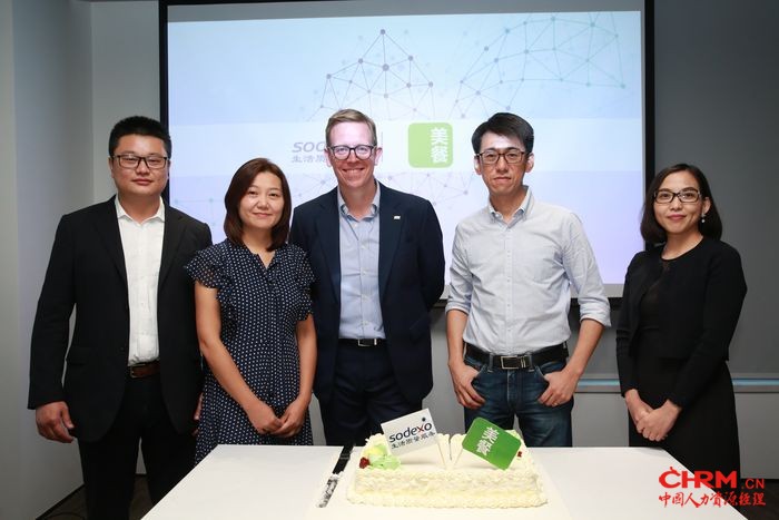 索迪斯中国区总裁马博闻(左三) 美餐联合创始人兼首席执行官赵骁(右二) 索迪斯中国区总裁马博闻(左三) 美餐联合创始人兼首席执行官赵骁(右二)