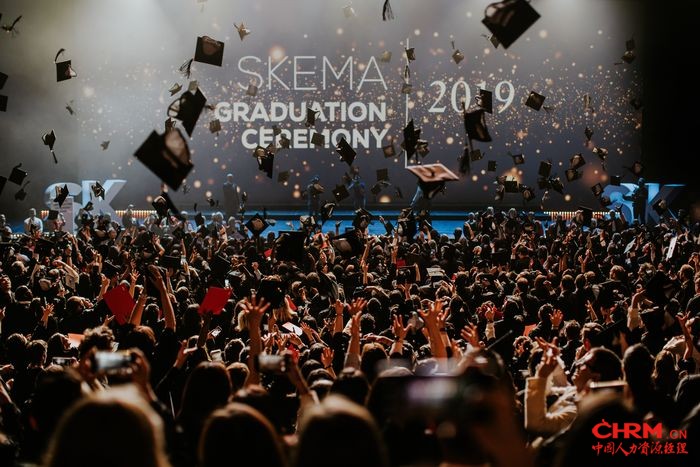 2019年在法国巴黎举办的SKEMA商学院毕业典礼上,数千毕业生共同庆祝这一难忘时刻! 2019年在法国巴黎举办的SKEMA商学院毕业典礼上,数千毕业生共同庆祝这一难忘时刻!