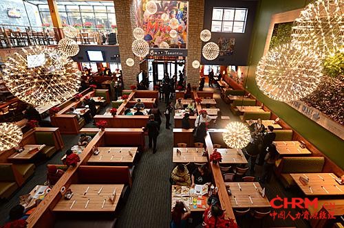  资料图：在美国纽约，顾客在装饰着LED照明灯的餐厅中就餐。（新华社）