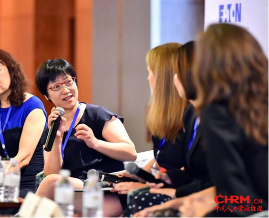 伊顿公司亚太区人力资源副总裁吴倩(Cally Wu)女士（左二）参与圆桌讨论