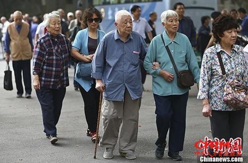 资料图:高校的退休教师们参加活动。中新社记者 泱波 摄