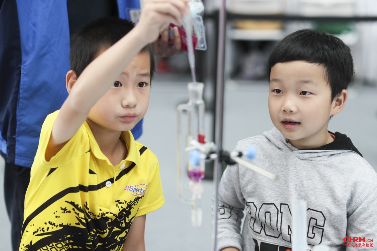 科慕科学家讲师现场指导小朋友进行互动实验