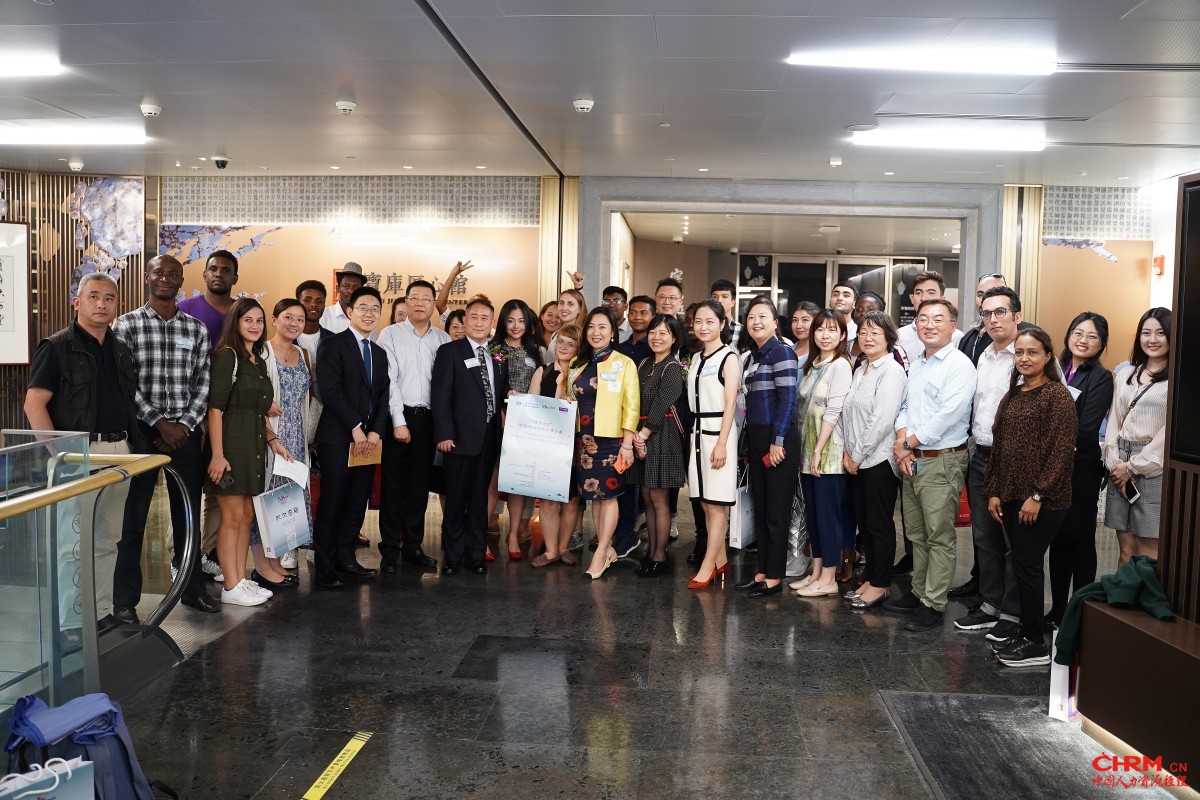 首届 “曼享文化”活动后合影，标志着曼享汇与曼彻斯特大学中国中心、上海市欧美同学会曼彻斯特大学校友会合作子品牌的正式开启