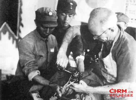 （图：白求恩在给八路军战士做手术。资料图片。）