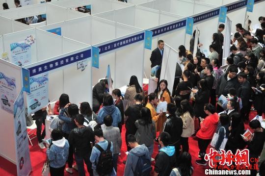  2019年10月12日，“2020年北京地区高校毕业生就业服务季活动”首场研究生专场招聘会在清华大学综合体育馆举办。 李士坤 摄