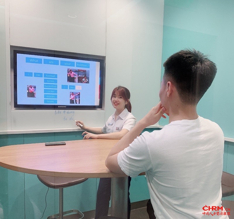 Olivia 给中心学员讲课