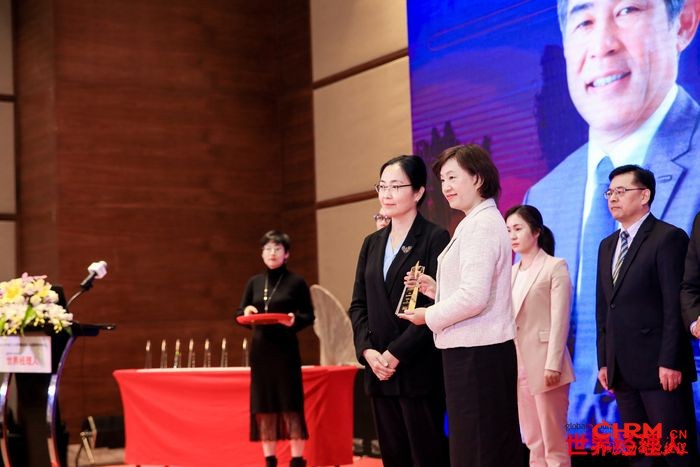 富士胶片（中国）投资有限公司当选世界经理人“2019中国十大管理实践”，富士胶片（中国）创新中心所长徐瑞馥女士出席颁奖典礼。