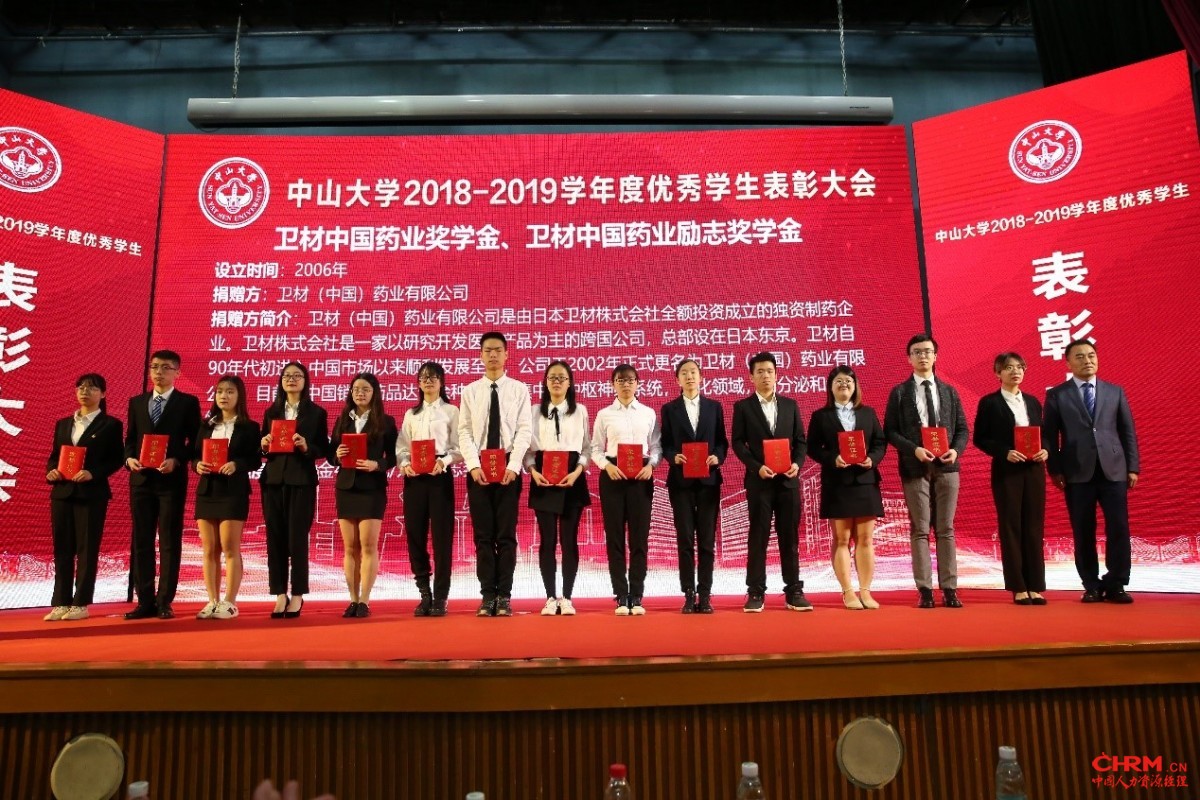 张建忠与获奖学生合影