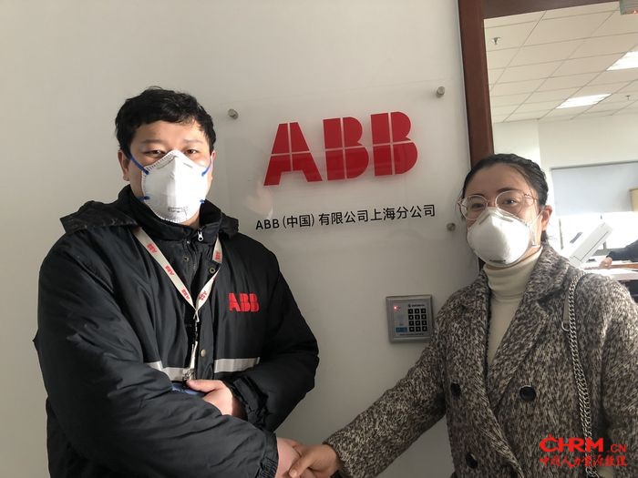 ABB仓库与“辣些鱼”负责人进行人员交接。