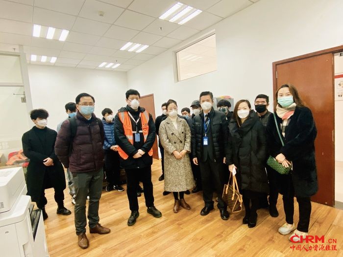 共享员工参加入职培训。