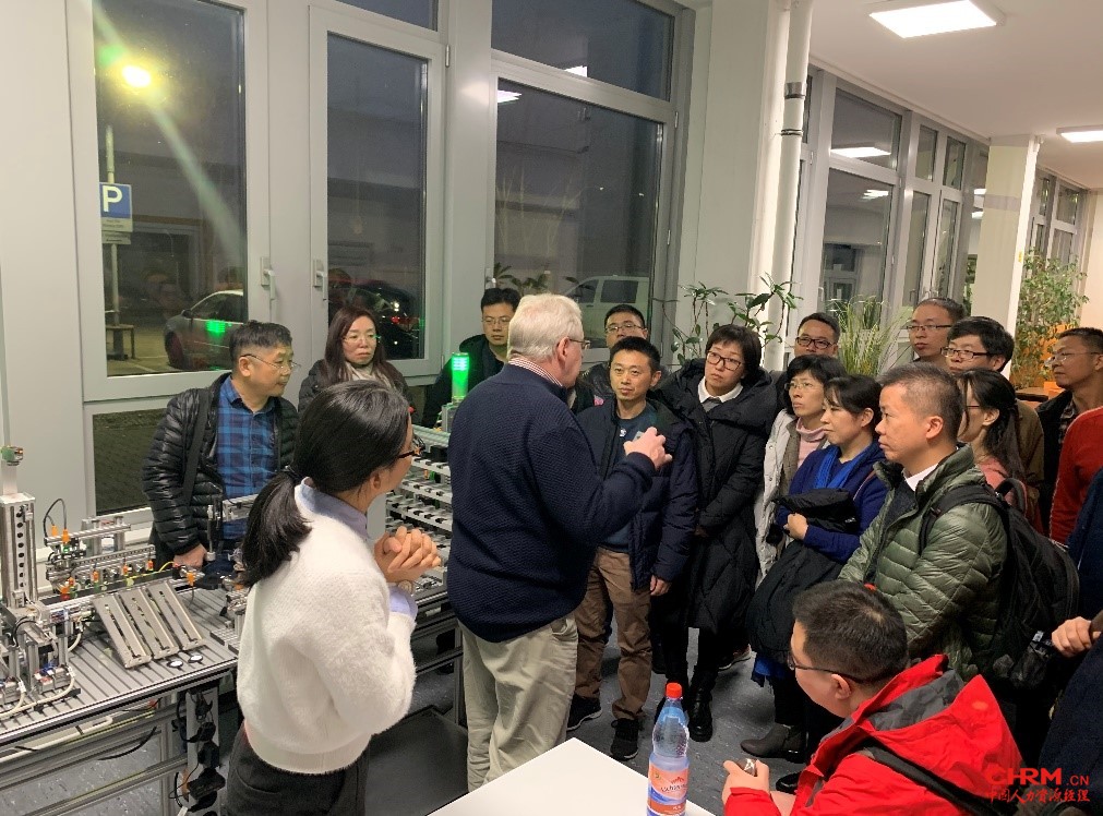 学员了解工业4.0模拟产线