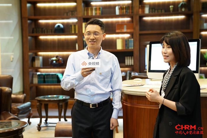 大家保险集团办公室主任宣伟介绍大家保险集团工作环境