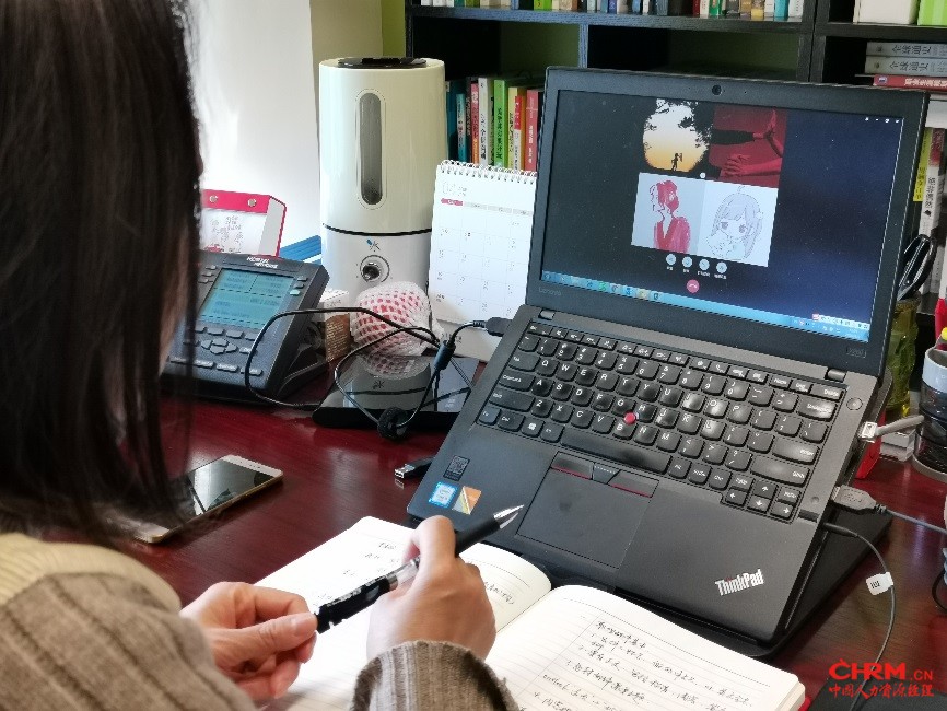 导师在线上认真地与同学们进行辅导