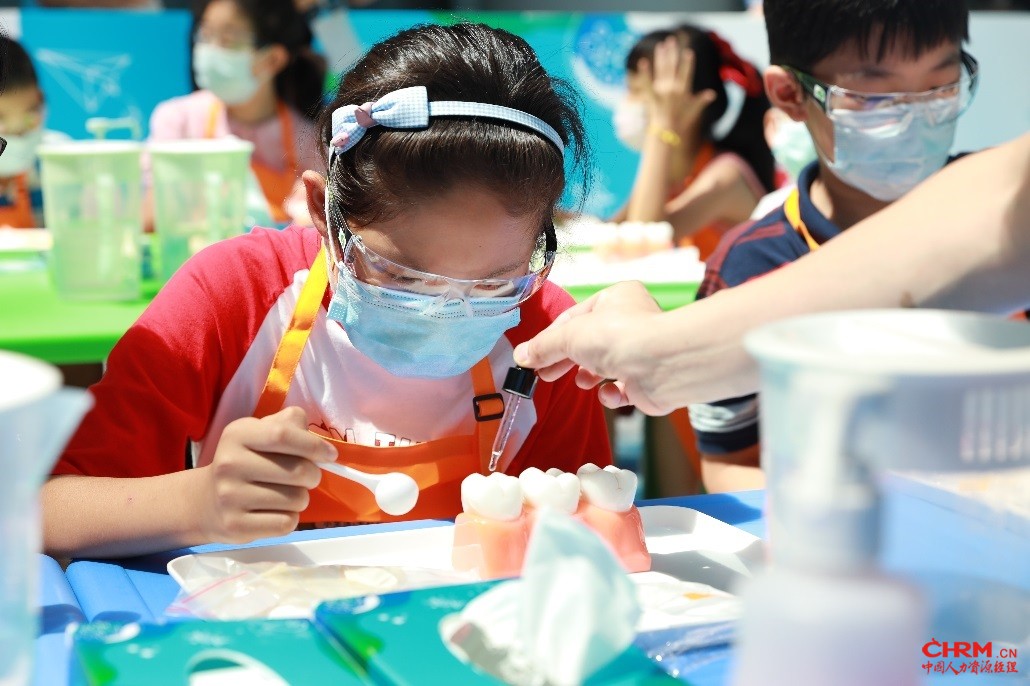 现场学生参与科学互动课堂