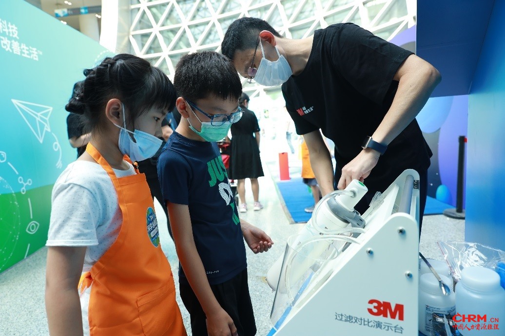 现场学生参观体验展区