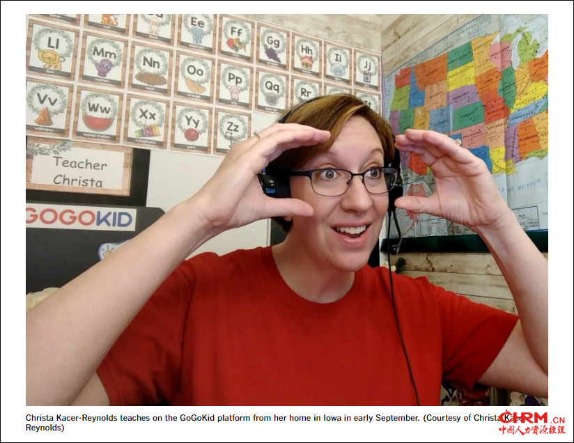 克里斯塔·卡克斯-雷诺兹在电脑前上课，《洛杉矶时报》报道截图