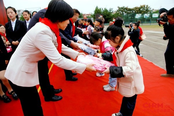 赠书仪式现场照片