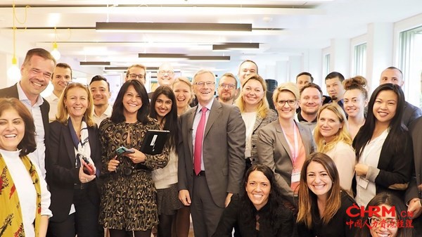 德科集团CEO Alain Dehaze（中）与员工在一起