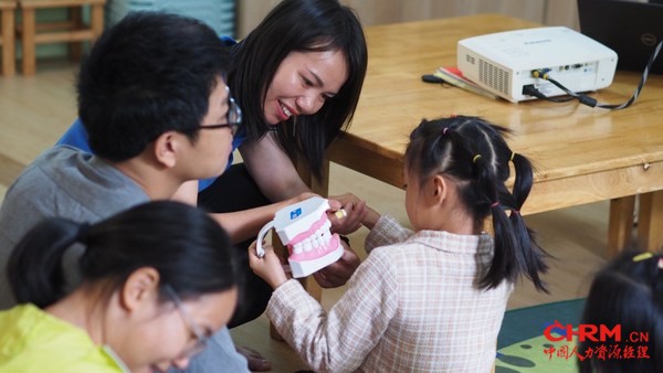 玛氏箭牌志愿者陪伴社区流动儿童并开展爱牙课教育