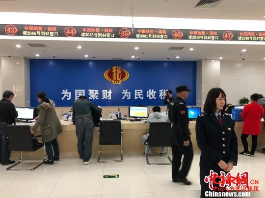 图为北京市东城区联合办税服务大厅。 刘文曦 摄