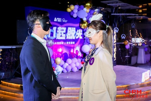 在游戏互动环节中,男女嘉宾深情对望 在游戏互动环节中,男女嘉宾深情对望