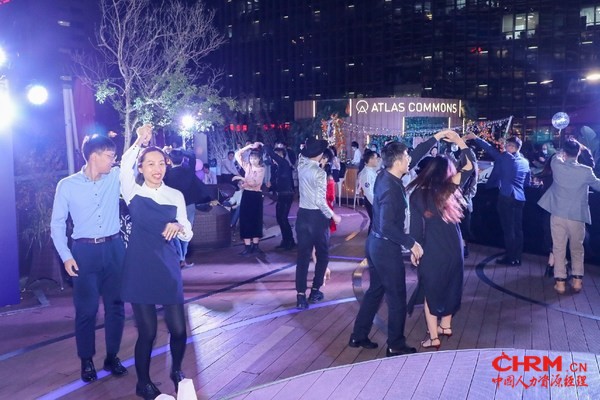 男女嘉宾共跳交谊舞,拉近彼此距离 男女嘉宾共跳交谊舞,拉近彼此距离