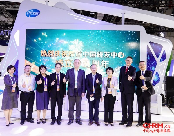 研发无界、携手共创中国医药研发生态圈（左起）：辉瑞中国研发中心总经理陈朝华女士；江苏省疾病预防控制中心所长潘红星教授；上海复旦大学儿科医院神经肌肉疾病室主任李西华教授；来自复旦大学附属华山医院抗生素研究所所长王明贵教授；上海市瑞金医院王学锋教授；复旦大学附属肿瘤医院胡夕春教授；复旦大学附属华山医院感染科主任医师张菁教授；辉瑞生物制药集团国际公共事务亚太区新兴市场负责人Christopher Hickey（高立麒）先生；辉瑞中国研发中心战略及技术创新部总监马立恒博士