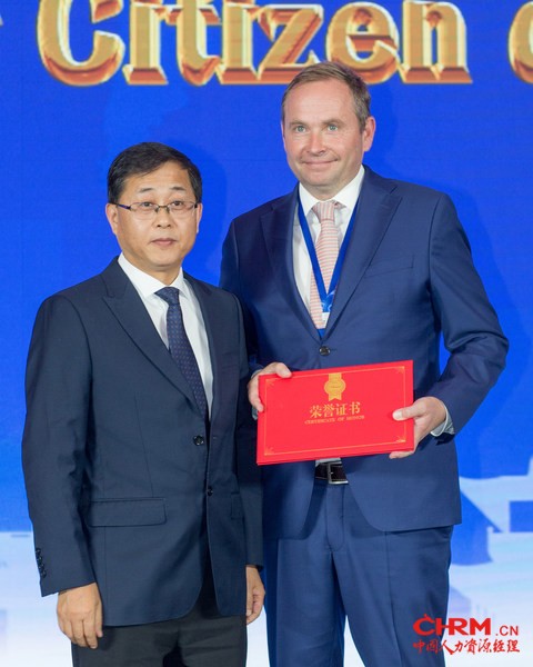 常熟市人大常委会主任杨崇华先生为柏特利先生颁发荣誉证书 常熟市人大常委会主任杨崇华先生为柏特利先生颁发荣誉证书