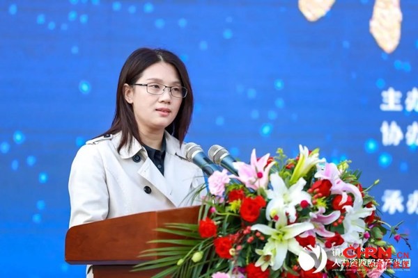 颐高集团副总裁、楼友会创始人兼CEO李艳萍开园致辞